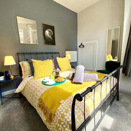 Trendy Stylish Apartment! - 5 Minute Walk To The Best Beach! - Great Location - Parking - Fast Wifi - Smart Tv - Newly Decorated - Sleeps Up To 6! Close To Bournemouth & Poole Town Centre & Sandbanks Zewnętrze zdjęcie