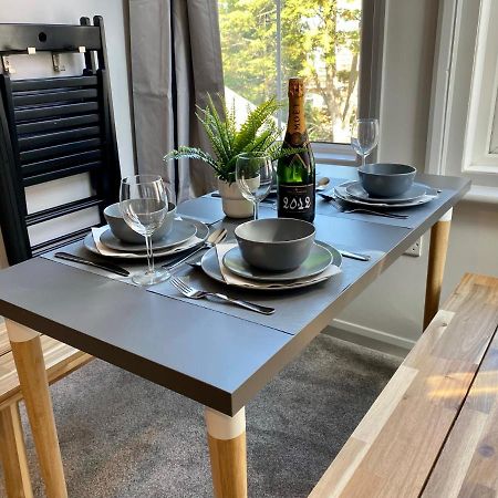 Trendy Stylish Apartment! - 5 Minute Walk To The Best Beach! - Great Location - Parking - Fast Wifi - Smart Tv - Newly Decorated - Sleeps Up To 6! Close To Bournemouth & Poole Town Centre & Sandbanks Zewnętrze zdjęcie