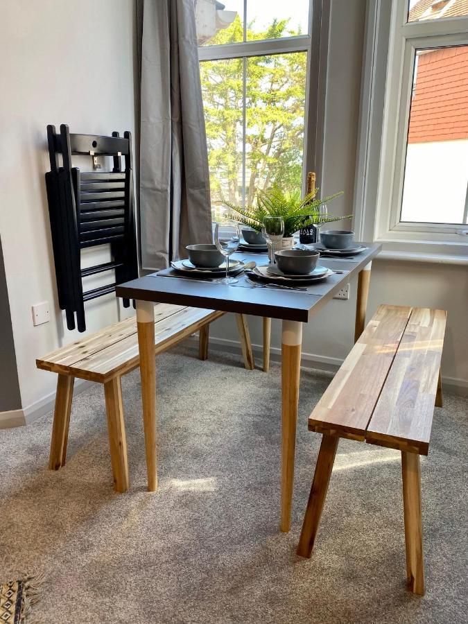 Trendy Stylish Apartment! - 5 Minute Walk To The Best Beach! - Great Location - Parking - Fast Wifi - Smart Tv - Newly Decorated - Sleeps Up To 6! Close To Bournemouth & Poole Town Centre & Sandbanks Zewnętrze zdjęcie