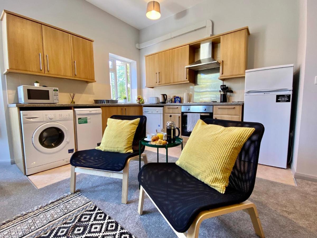 Trendy Stylish Apartment! - 5 Minute Walk To The Best Beach! - Great Location - Parking - Fast Wifi - Smart Tv - Newly Decorated - Sleeps Up To 6! Close To Bournemouth & Poole Town Centre & Sandbanks Zewnętrze zdjęcie